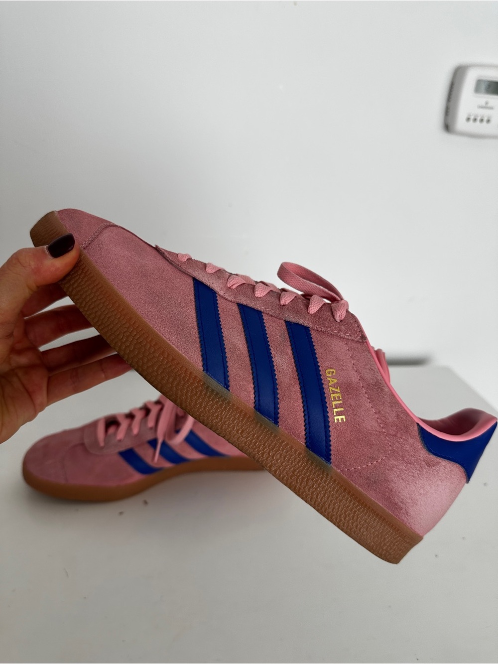 adidas Gazelle 💗💙 silhouette with a timeless low-profile design.
